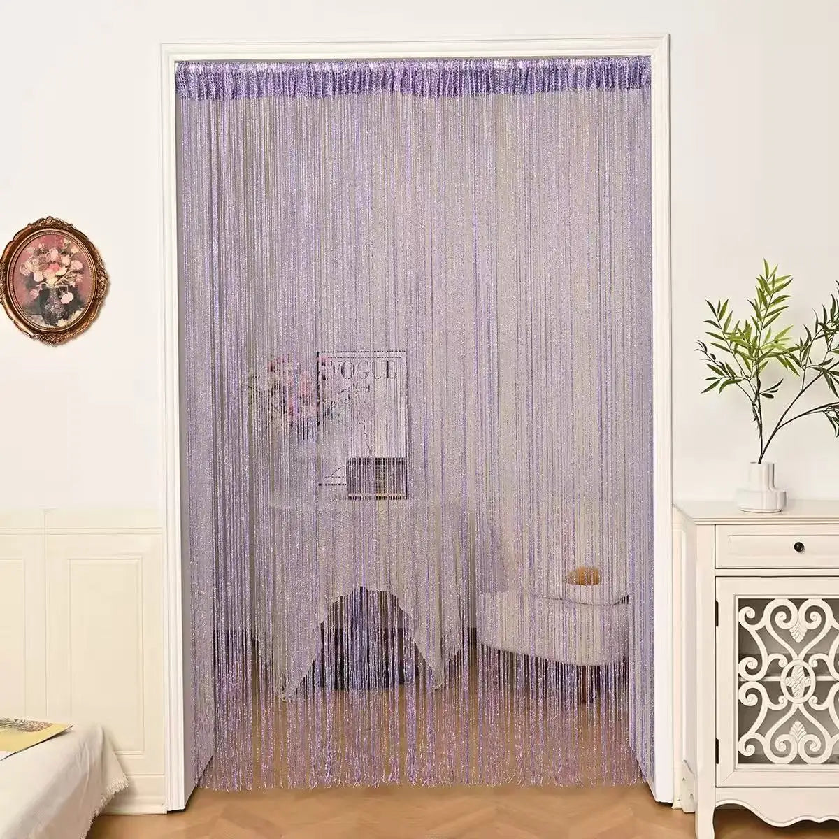 Lila Perlen-Girlande als Fensterabdeckung oder dekorative Draperie