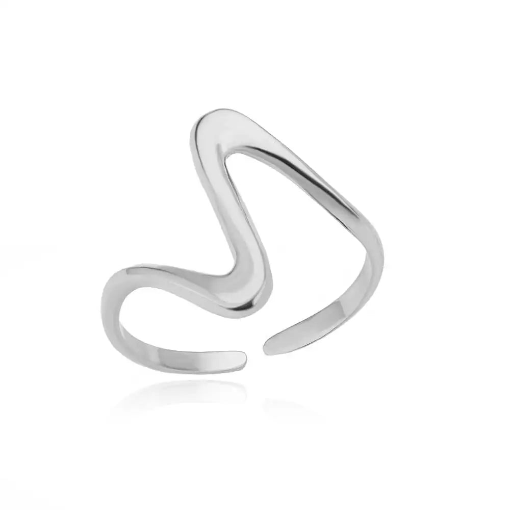 Bague en acier inoxydable argenté au design incurvé et lisse.