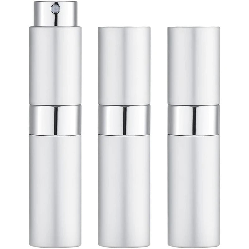 Set de 3 atomizadores de perfume de viaje plateados con botellas cilíndricas.