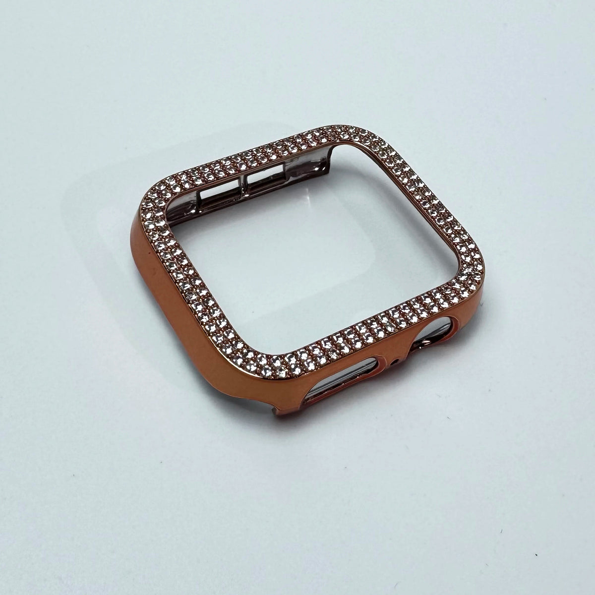 Funda de móvil con incrustaciones de diamantes de color oro rosa para Apple Watch, mostrada sobre fondo blanco.