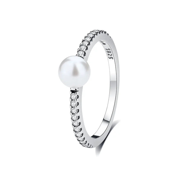 Bague en argent sterling avec un cœur de perle ronde et une bande ornée de zircons cubiques.
