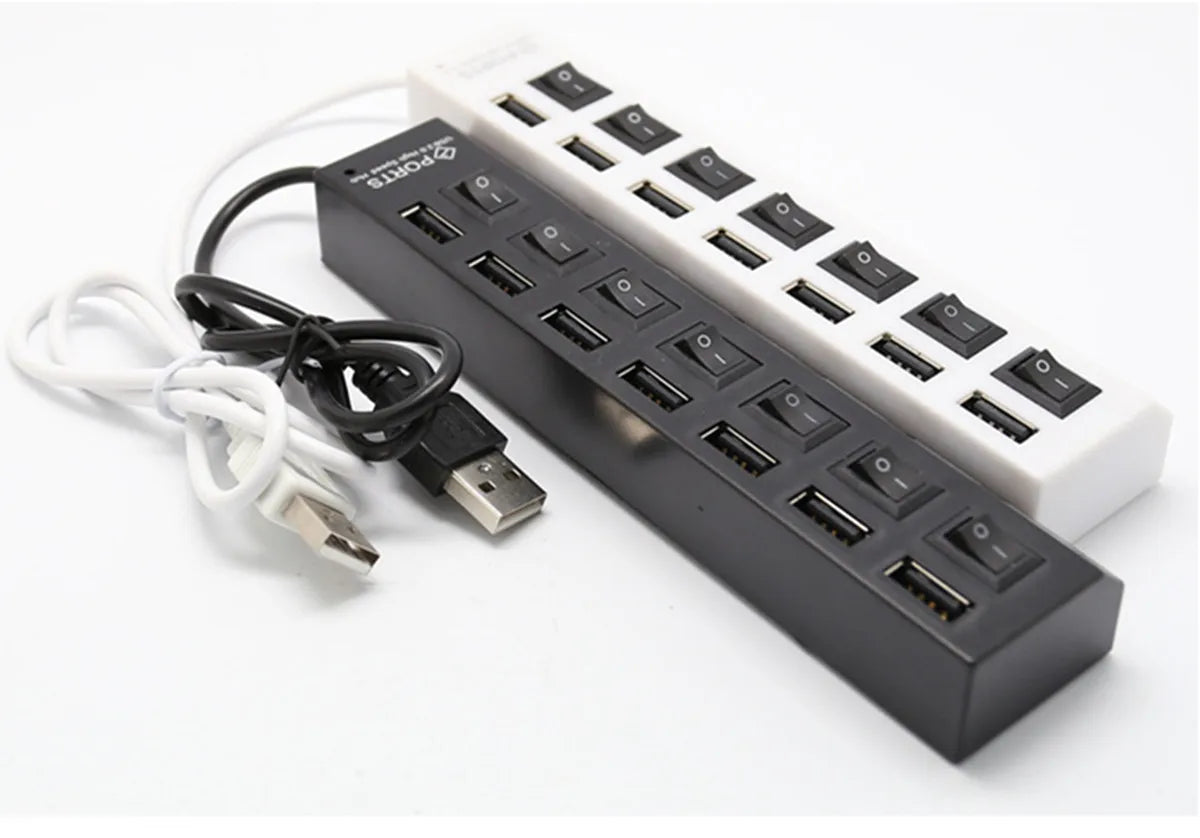 Schwarzer 7-Port-USB-Splitter-Hub mit Ein-/Ausschaltern und weißem Netzadapter.