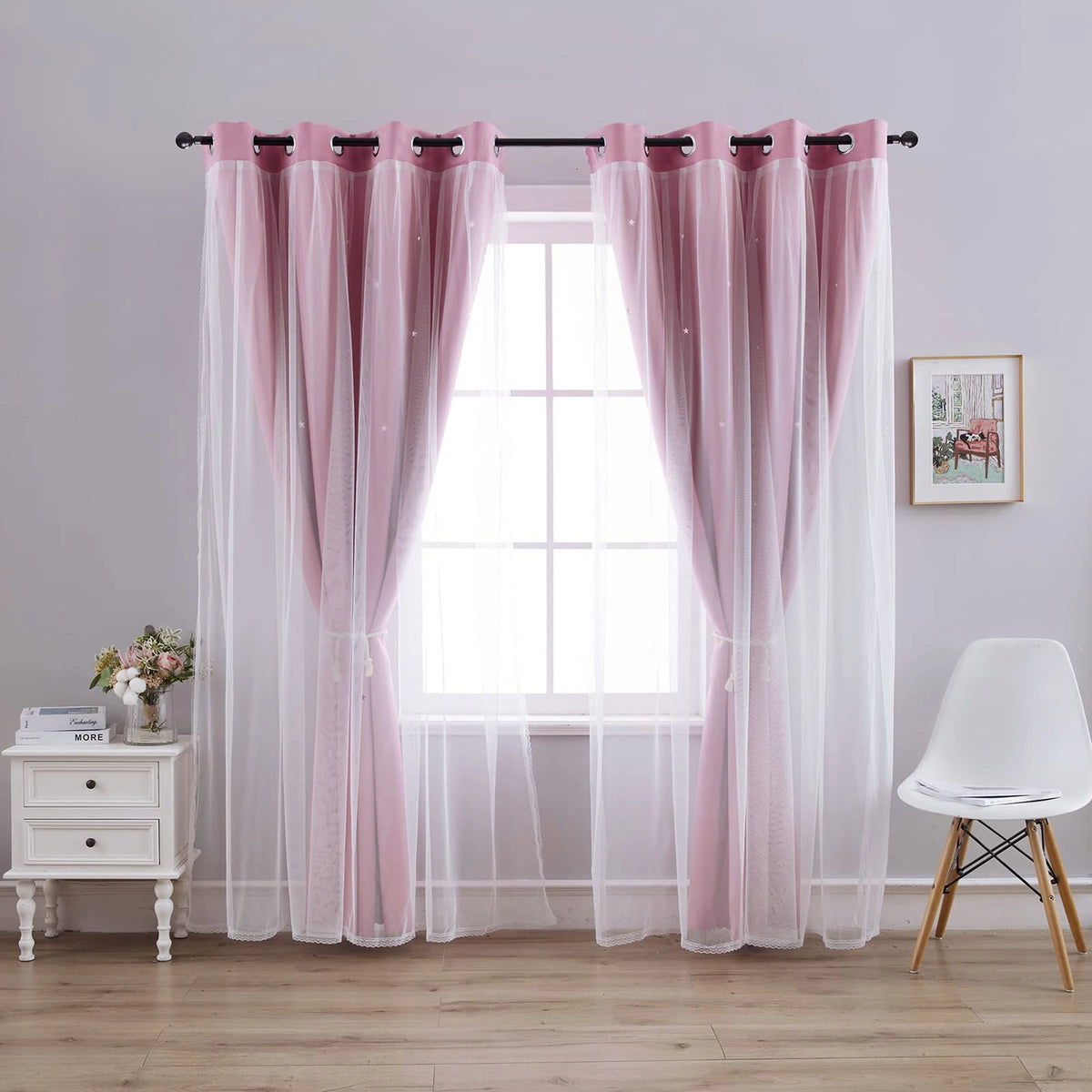Rosa Luxus-Doppelschicht-Abdunkungstücher in einem Fensterrahmen
