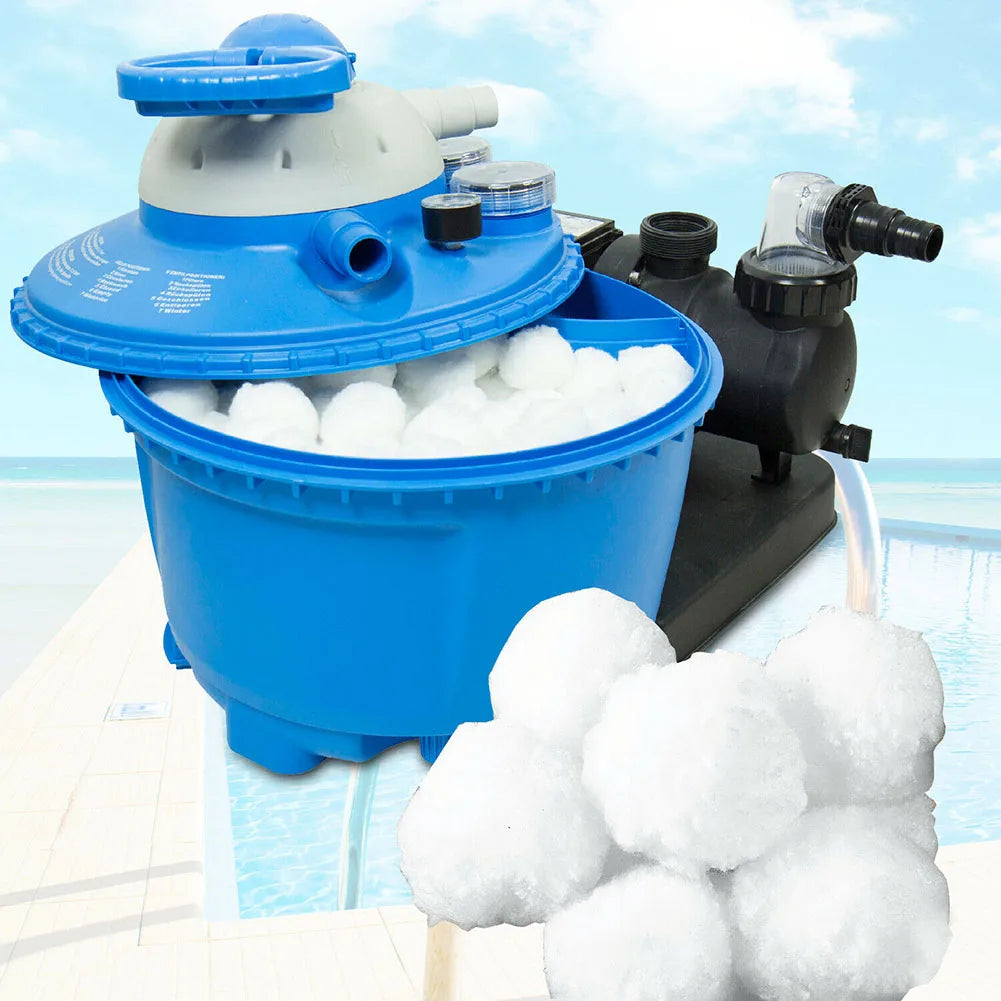 Blauer Filterball zum Poolreinigen mit Eisbällen in einem großen Behälter.