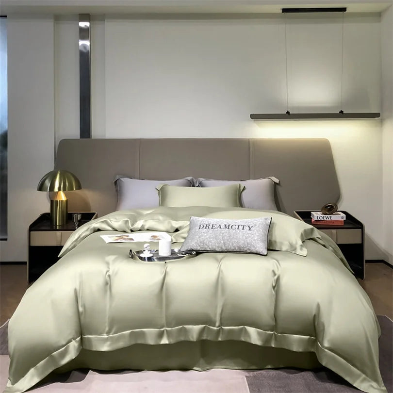 Luxuriöses Bett mit olivgrüner Bettwäsche und neutralen Tönen in einem modernen Schlafzimmer