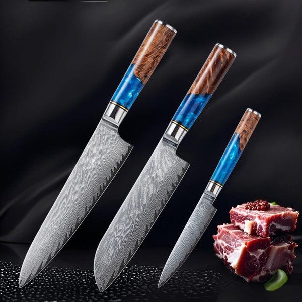 Set traditioneller Damaszener Küchenmesser mit Holzgriffen und rohem Fleisch auf dunklem Hintergrund.