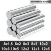 Eine Sammlung zylindrischer Neodym-Magnete in verschiedenen Größen und Dicken, in Reihen angeordnet.
