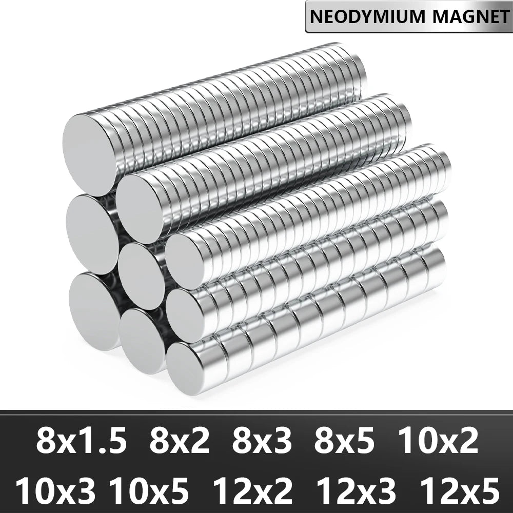 Eine Sammlung zylindrischer Neodym-Magnete in verschiedenen Größen und Dicken, in Reihen angeordnet.