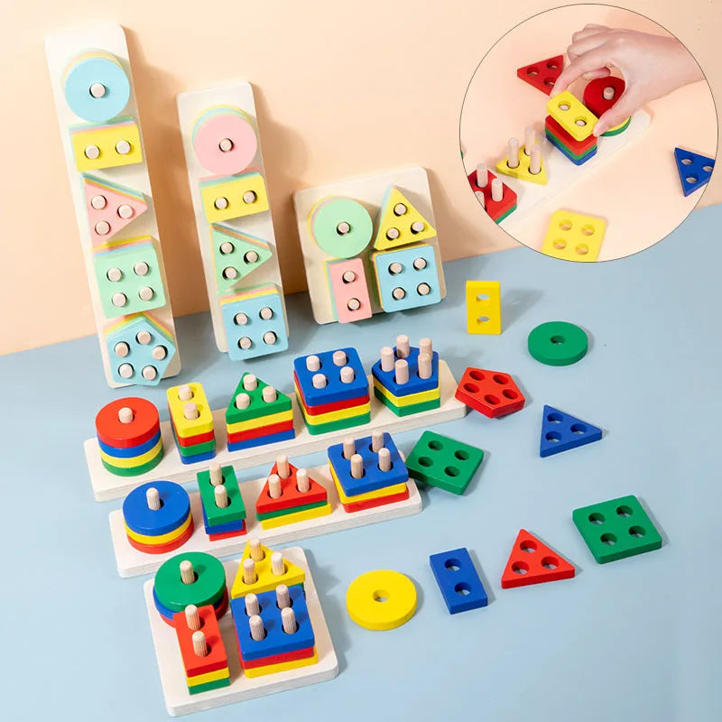 Une collection de blocs de construction et de puzzles en bois colorés, disposés sur une surface bleu clair.