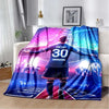 Große Decke mit einem Fußballspieler in blauem Trikot mit der Nummer 30 und französischen Nationalfarben, auf einem Sofa