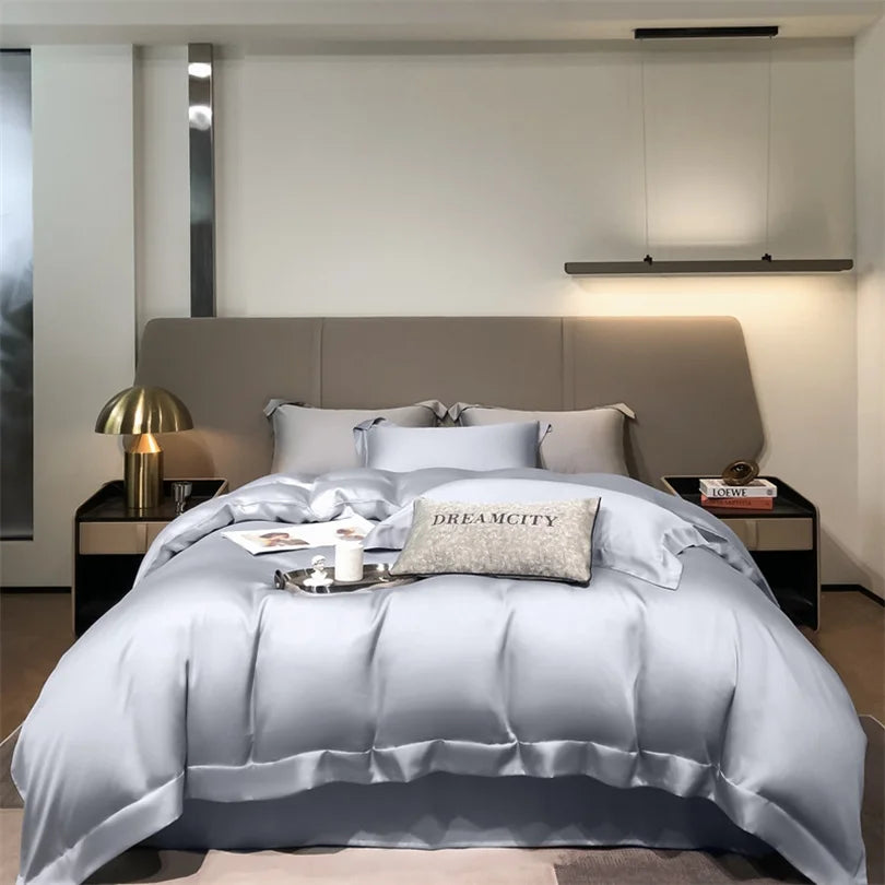 Luxuriöses Schlafzimmer mit Bett, hellblauer Bettwäsche und neutralen Tönen, beleuchtet durch modernes Licht.