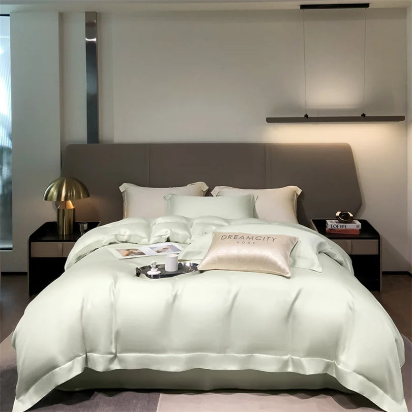 Luxuriöses hellgrünes Bambus-Bettwäsche-Set auf einem Bett mit gepolstertem Kopfteil und modernem Beleuchtung.