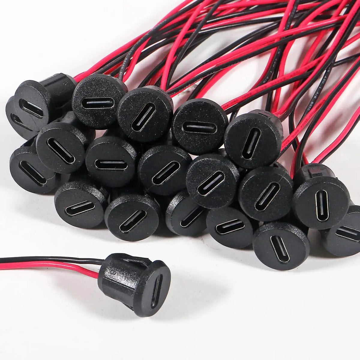 Ein Bündel schwarzer und roter Kabel mit mehreren USB-C-Ladeanschlüssen.