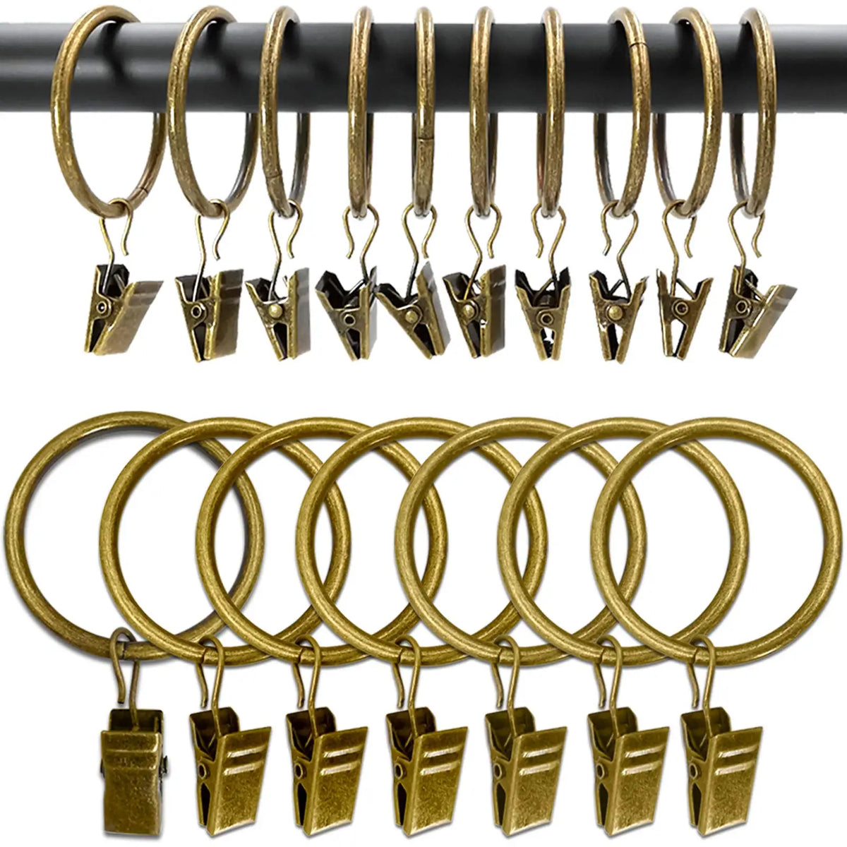 Un juego de anillos y clips de metal de latón para cortinas, colgados en una barra negra.