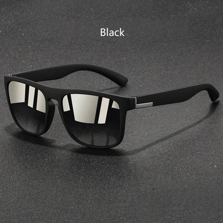 Gafas cuadradas negras vintage sobre una superficie oscura.