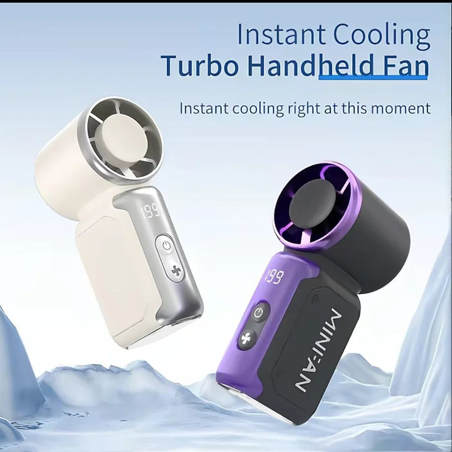 Lila und schwarzer tragbarer Mini-Handheld-Turbo-Lüfter in einer verschneiten Außenumgebung.