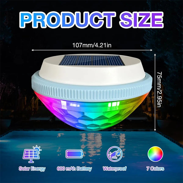 Una luz de piscina flotante solar redonda y plana con tapa blanca y fondo de vidrio multicolor sobre el agua.