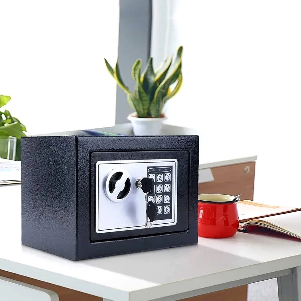 Une boîte à cadenas numérique noire sur un bureau blanc à côté d'une plante en pot.