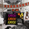 Un juego de fundas decorativas para almohadas negras con el texto AMUCH AMUCH AMUCH en colores morado, naranja y amarillo.