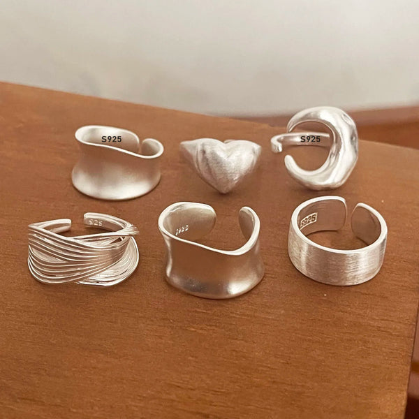 Un juego de anillos minimalistas de plata esterlina con diseños de fases lunares y números grabados