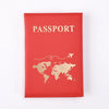 Rotes Leder-Passthülle mit der Aufschrift PASSPORT und einer goldenen Weltkarte.