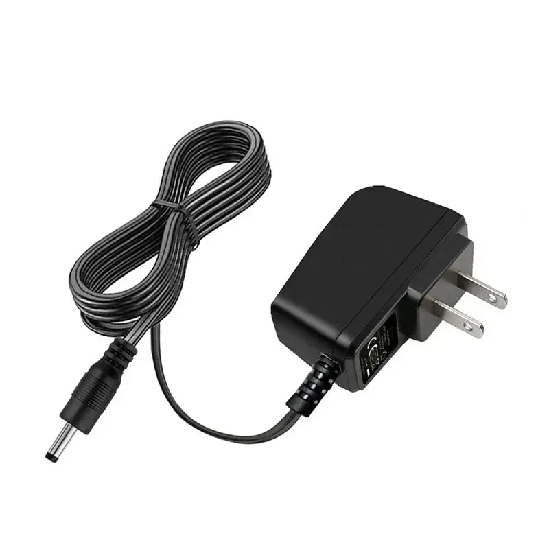 Schwarze portable Mini-Nähmaschine mit Spule und Netzstecker.