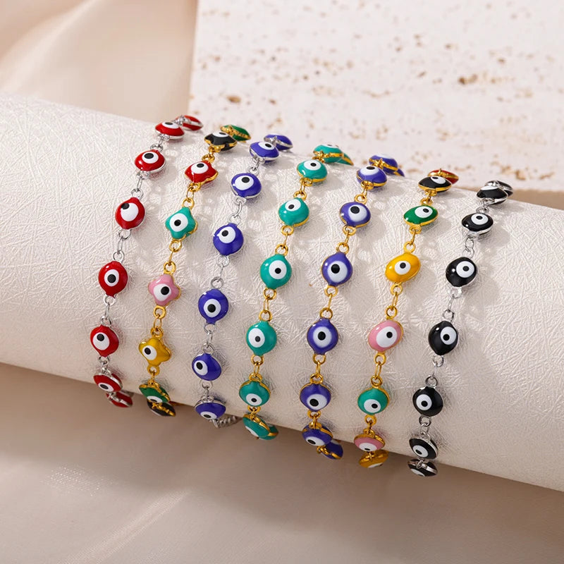 Armband mit mehreren Nazar-Amuletten in verschiedenen Farben (rot, blau, grün, schwarz) aus Edelstahl.