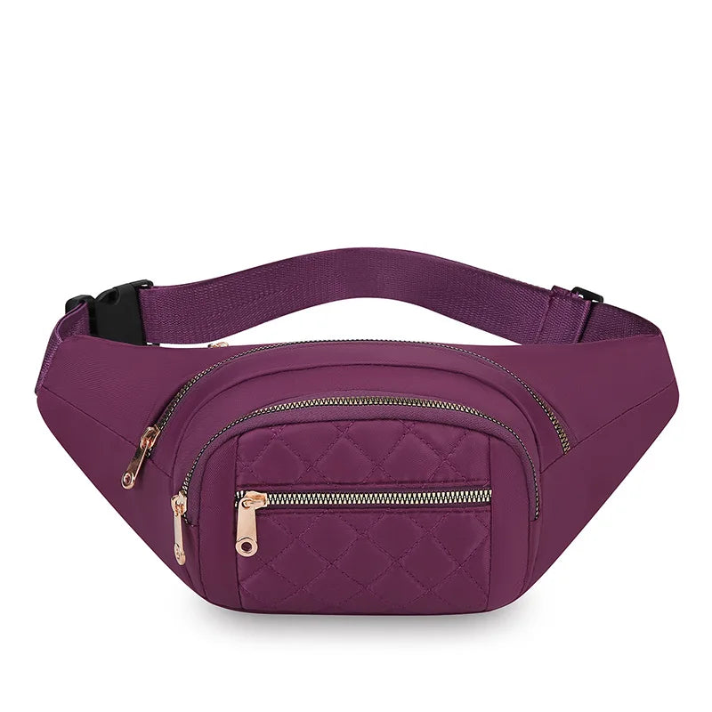 Sac banane en nylon rembourré violet avec fermeture éclair dorée, vu de côté.