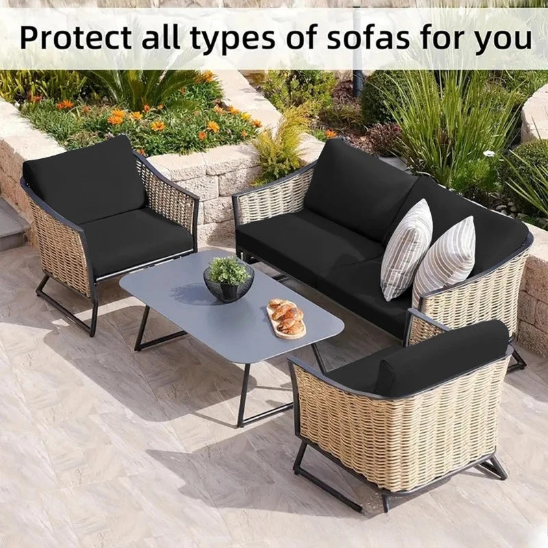 Fundas de cojines para sofás de exterior de mimbre en negro y beige, protegiendo varios tipos de sofás exteriores.