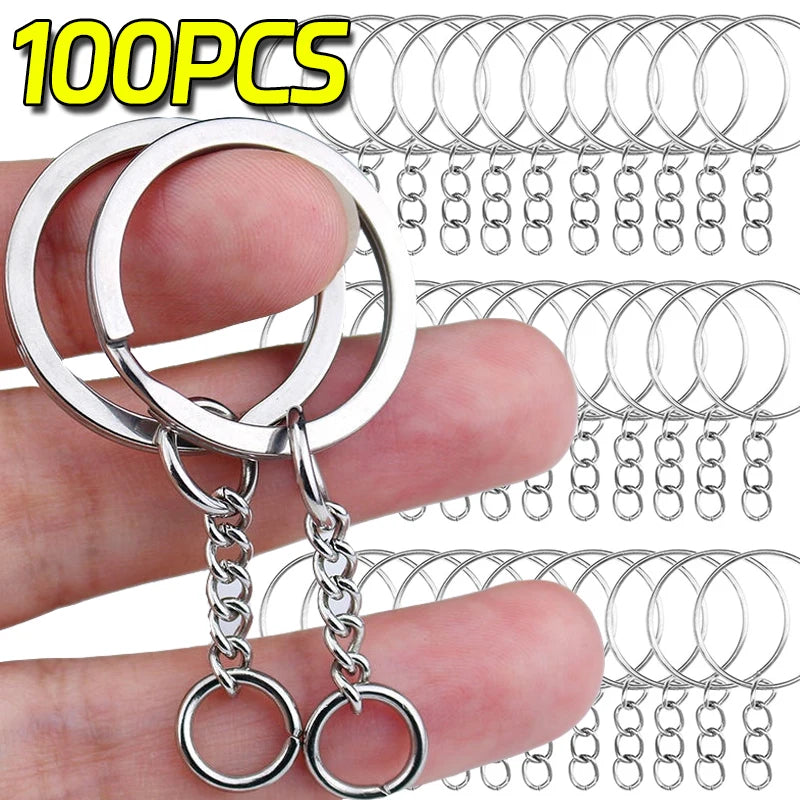 Eine Hand hält eine Set von 100 Edelstahl-Anhängerringen und -ketten.