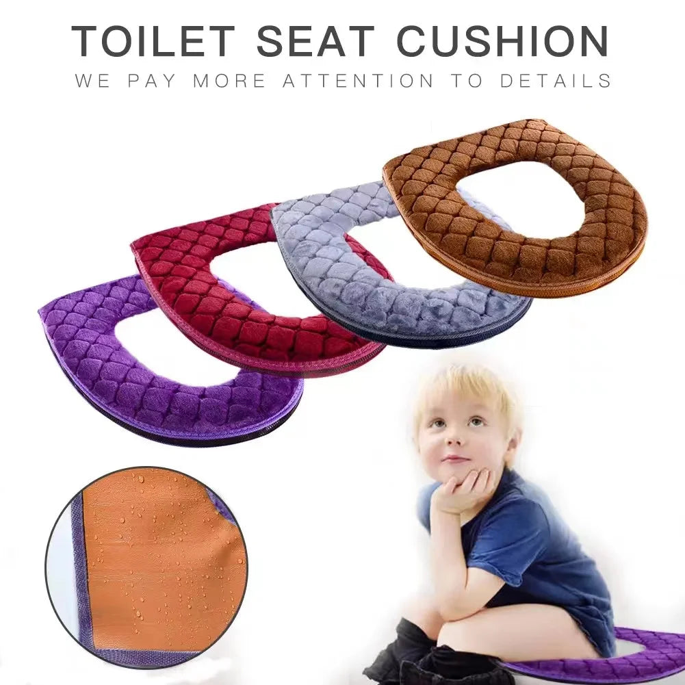 Colección de cojines suaves para asiento de inodoro de colores, incluyendo morado, rojo, gris y marrón.