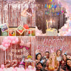 Fondo festivo de cumpleaños con tiras de papel de aluminio dorado rosado, globos, velas y gente sonriente.