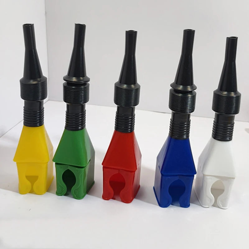 Un ensemble de cinq entonnoirs colorés pour le transfert d'huile moteur et de voiture, debout.