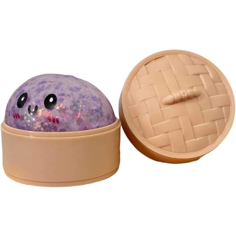 Lila glitzerndes Squishy-Dumpling-Sensorspielzeug in einem beige Behälter mit passender Deckel.