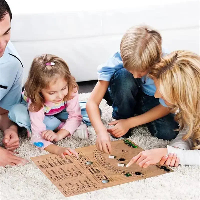 Eine Familie spielt ein Holz-Baseball-Würfelspiel auf einem weißen Teppich.