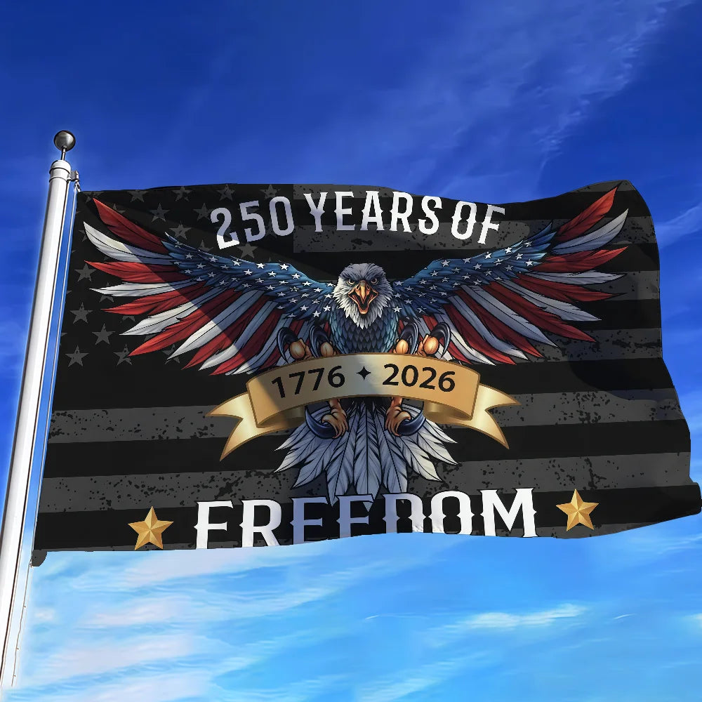 Drapeau noir avec un aigle, des étoiles et un texte célébrant 250 ans de 1776 à 2026, avec le mot LIBERTÉ en dessous.