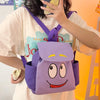 Lila Flanell-Rucksack mit Cartoon-Charakter, gehalten von einer Person.
