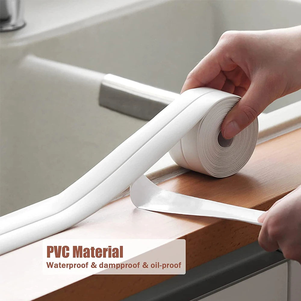 Eine Hand entpackt wasser- und ölfestes weißes PVC-Material auf einer Holzoberfläche.