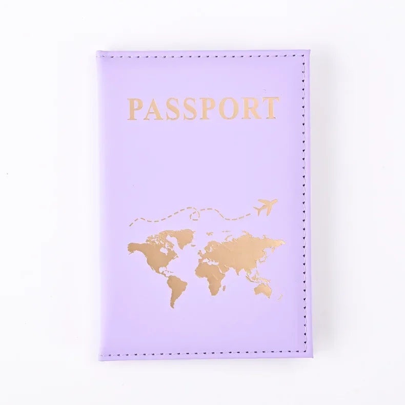 Lila Passbehörde-Cover mit Goldfolgedruck einer Weltkarte und dem Wort PASSPORT.