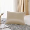 Housse de couette en soie naturelle de couleur crème sur un tissu gris texturé.