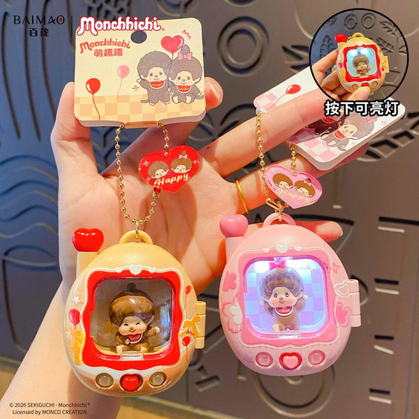 Une main tient un sac à dos rose en carton avec une clé USB lumineuse représentant un petit personnage.