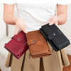 Collection de porte-monnaie bi-pli RFID avec des couleurs marron, rouge, noir et gris, présentés sur un fond clair.