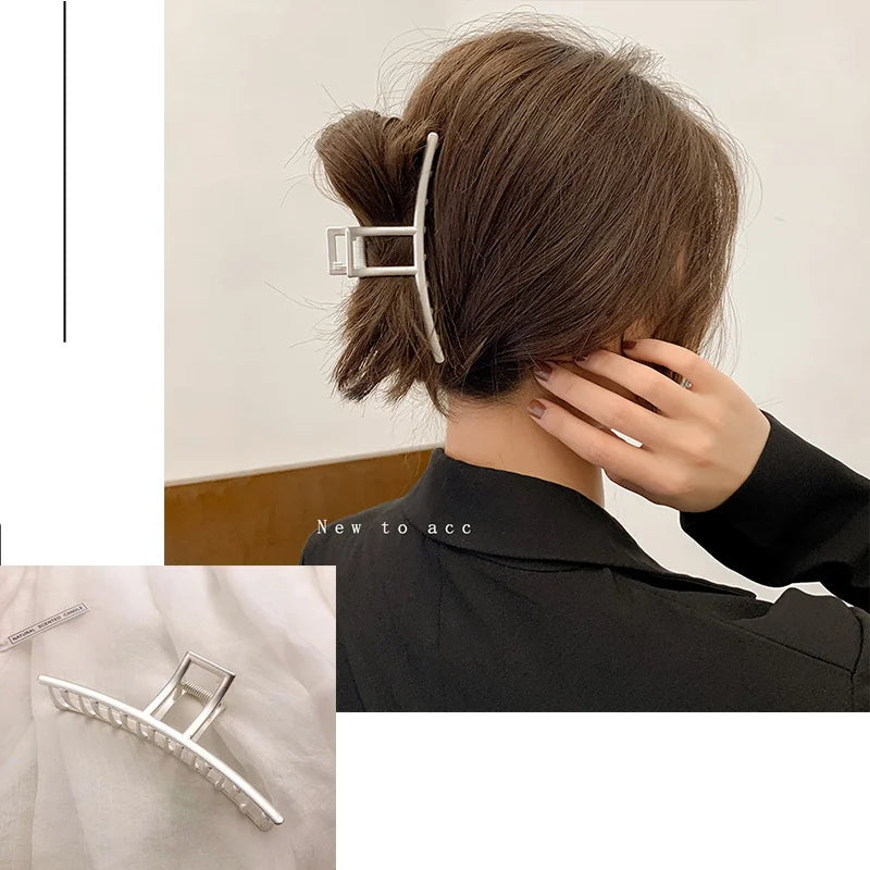Eine Frau benutzt eine geometrische Kreuz-Haarspange, Nahaufnahme des Produkts.