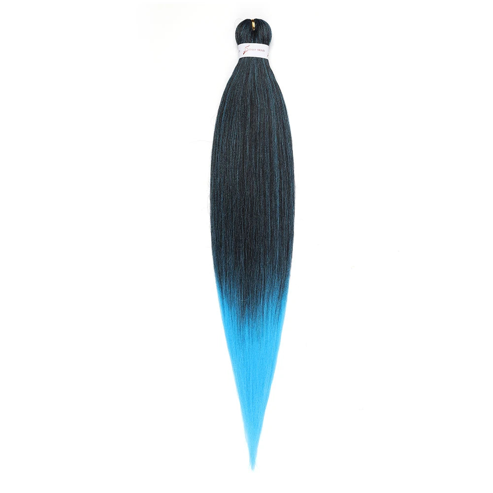 Ein Bündel vorgestreckter Ombré-Flechtfrisuren-Ergänzungen mit einem Farbverlauf von dunkelgrau zu leuchtend blau.