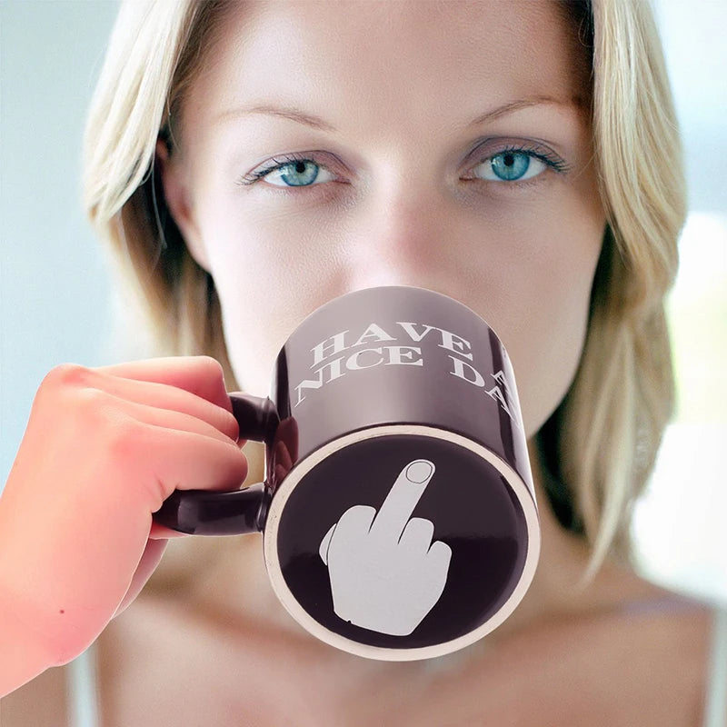 كوب قهوة بابتسامة ساخرة