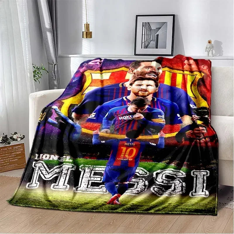 Große Decke mit Bildern von Lionel Messi in verschiedenen Posen und Fußballthema.