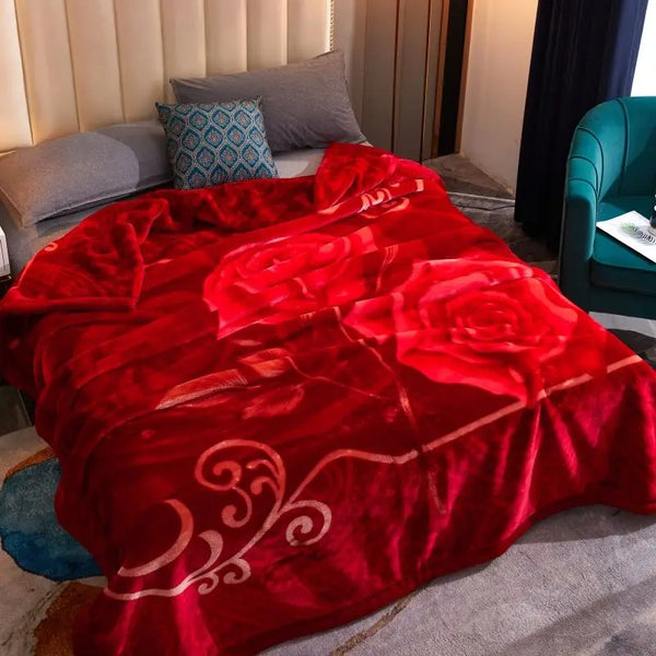 Leuchtend rote Plüschdecke mit feinem Rosendesign, drapiert über einem Bett.