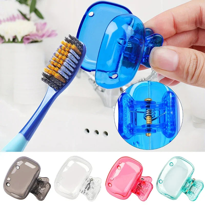 Une main tient un capuchon protecteur pour tête de brosse de voyage bleu et divers couvre-brosses en silicone.