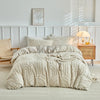 Beige besticktes Blumen-Kopfteil-Set für Bett, mit weißer Kopfteil und natürlichem Licht.