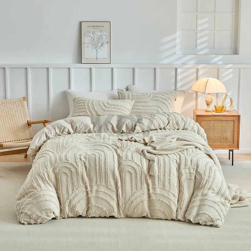 Beige besticktes Blumen-Kopfteil-Set für Bett, mit weißer Kopfteil und natürlichem Licht.